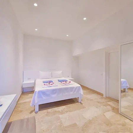 Sleeps 8 Pool Air Con Wifi * カルカン