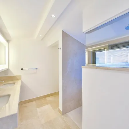 Sleeps 8 Pool Air Con Wifi * カルカン