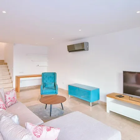 Sleeps 8 Pool Air Con Wifi