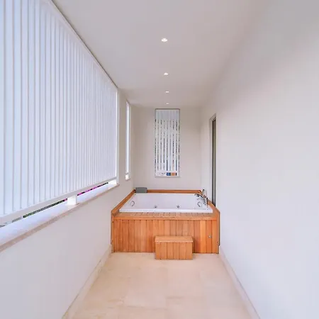 Sleeps 8 Pool Air Con Wifi Καλκάν